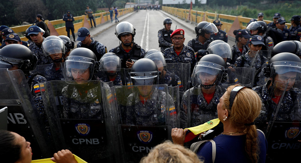 Acompanhados pela polícia, diplomatas da Colômbia saem a pé da Venezuela