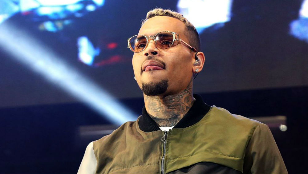 Chris Brown é liberado pela polícia francesa após acusação de estupro