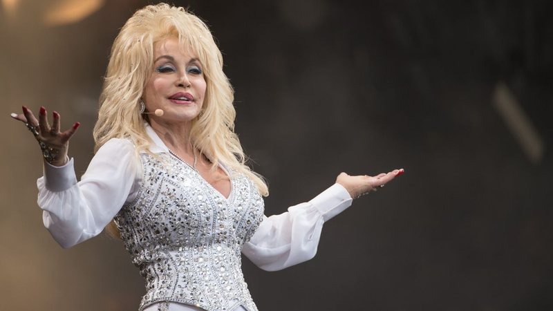 Dolly Parton grava música inédita que será lançada apenas em 2045