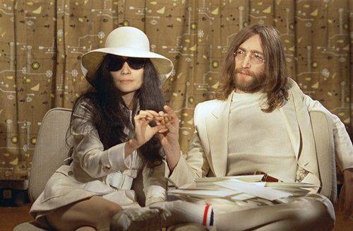 Carta escrita à mão por John Lennon para rebater críticas à Yoko Ono vai a leilão
