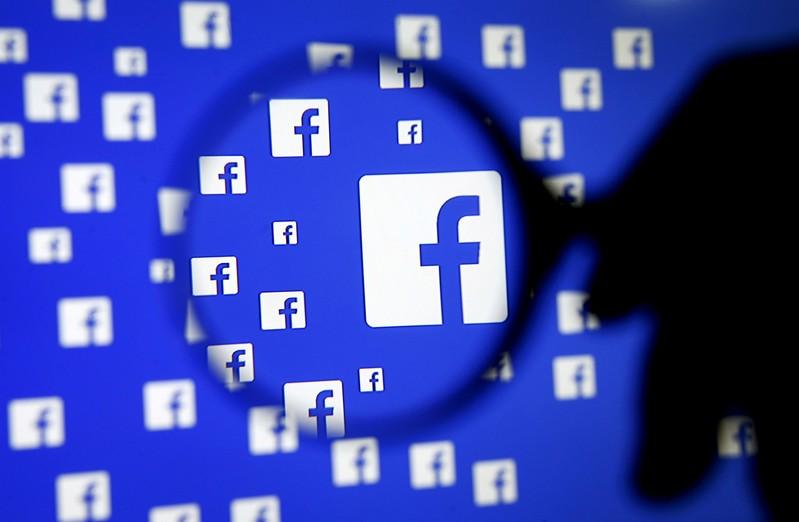 Emoji inflável paira sobre reunião da diretoria do Facebook