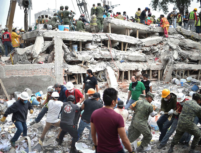 Equipes correm para salvar menina soterrada em escola após terremoto no México; número de mortes chega a 237
